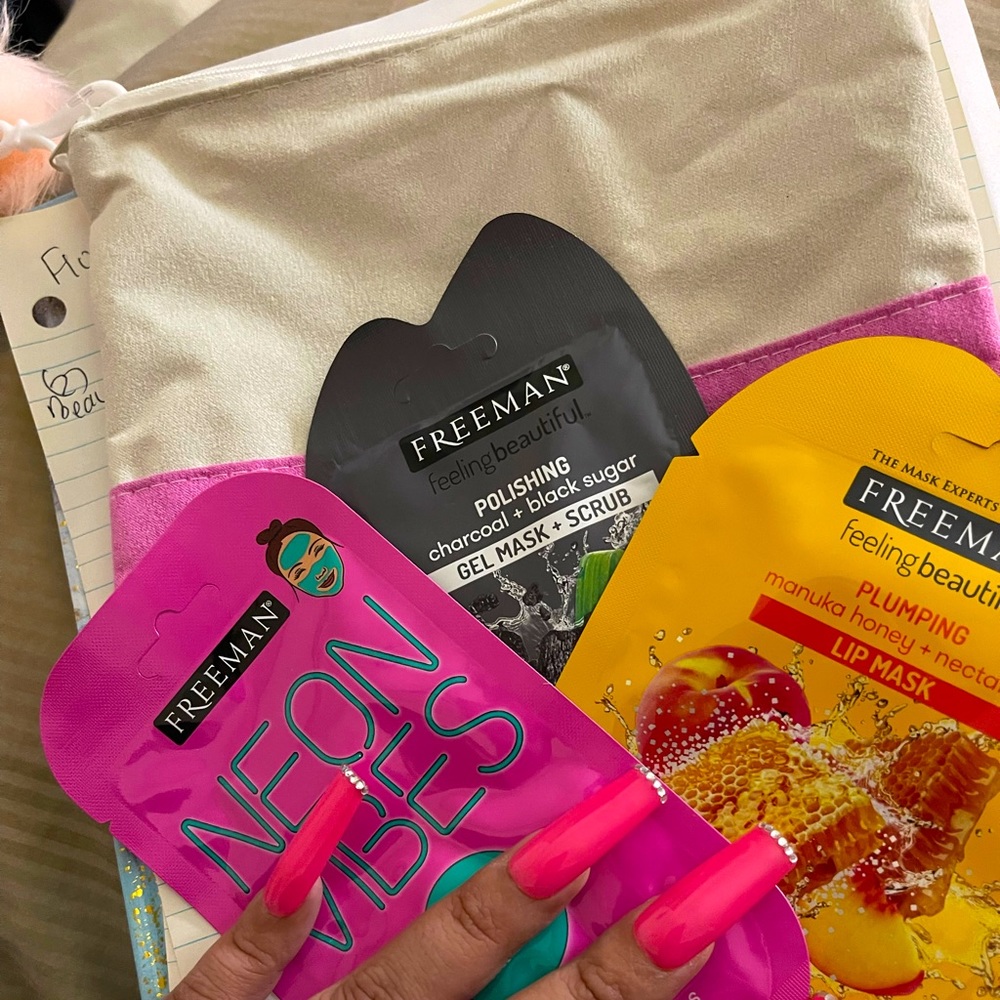 Freeman face mask with bag bundle